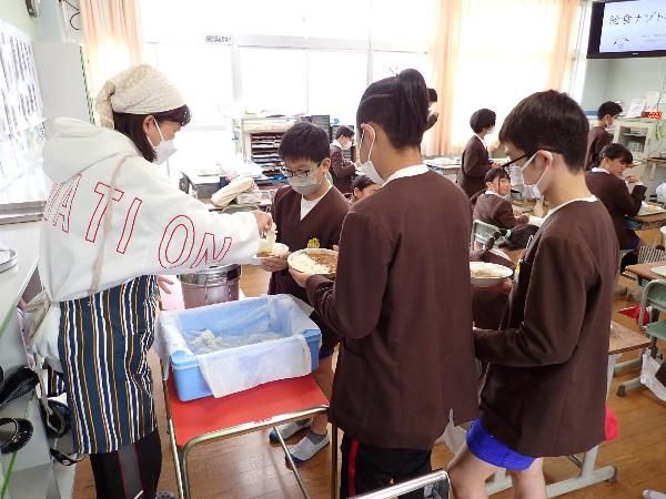 ハヤシライスのおかわりに集まる、赤阪小学校6年生