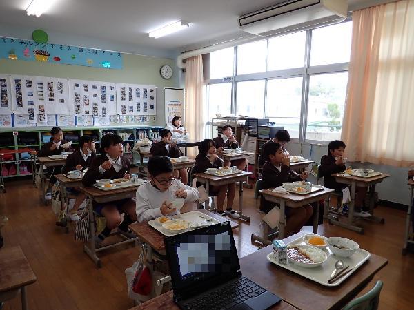 給食ナゾトキをする赤阪小学校6年生