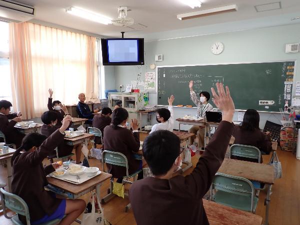 給食ナゾトキ2問目をする赤阪小学校6年生