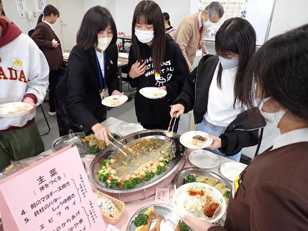 ホタテのバター醤油焼きをおかわりしているようす