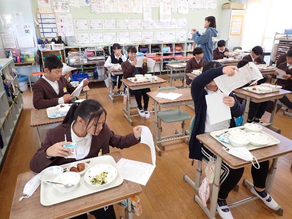 バイキング給食で食べた栄養価を確認する6年生