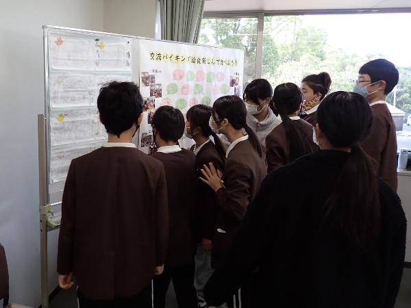 バイキングがんばりカードを見る小学6年生