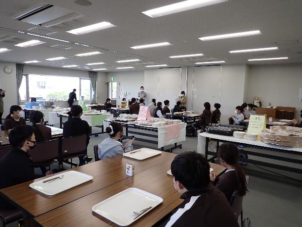 司会の先生の話ををしっかり聞く小学6年生