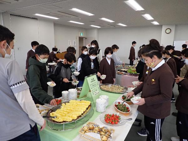 副菜を選ぶ子ども達
