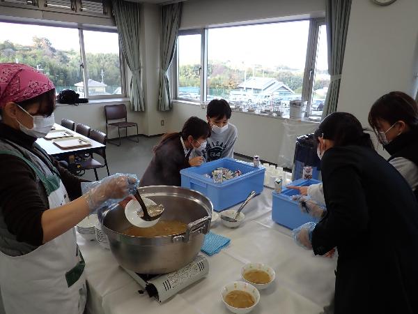 ジュースを選ぶ子ども達