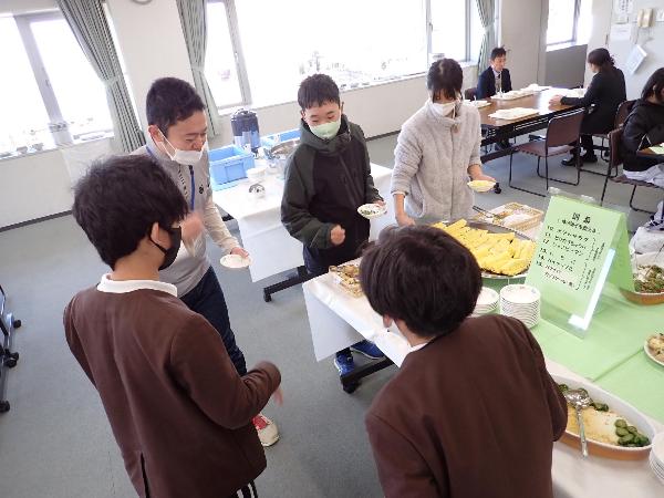 おかわりジャンケンをしているようす