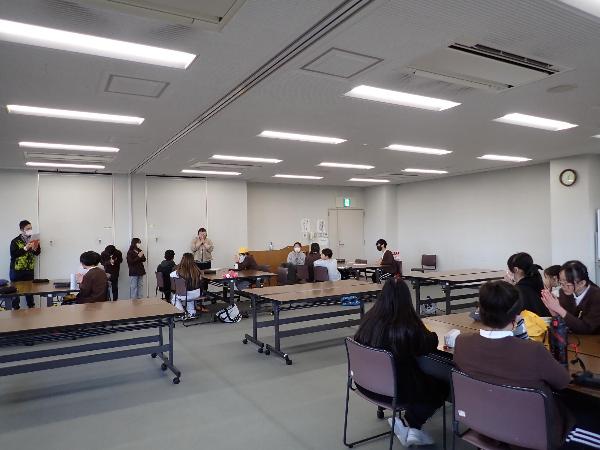 「ごちそうさま」の挨拶をする小学6年生