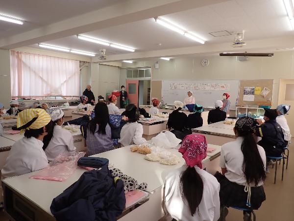 作り方の説明をする味噌づくり講師の農協女性会の方