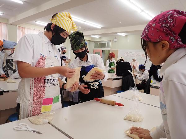 ゆでた大豆をつぶしている様子