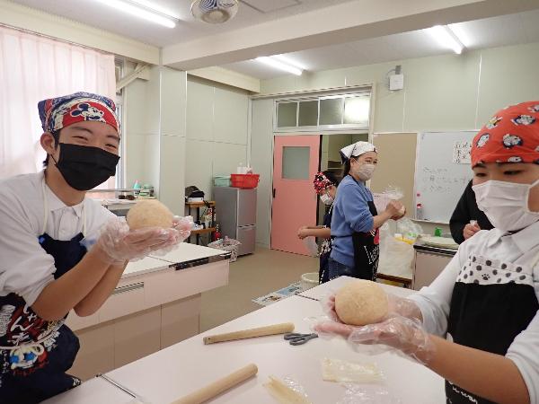 麹と大豆をまとめてみそ玉を作る村立中学校1年生