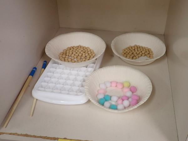 教室にあった、豆つかみ練習セット