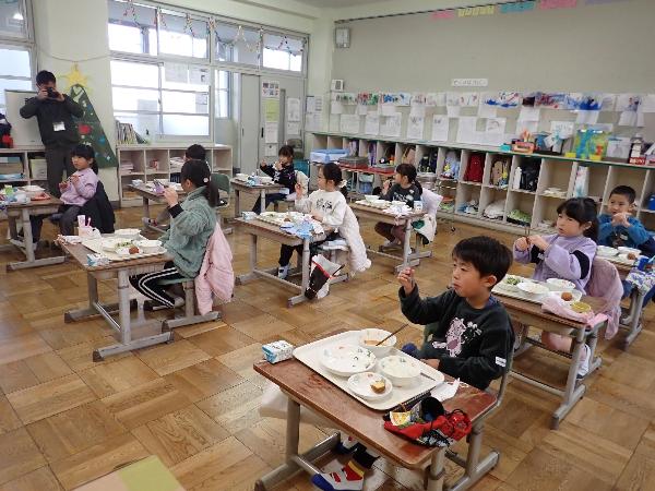 おはしデーのようす（千早小吹台小学校1年生）