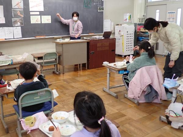 正しいおはしの持ち方を実践してみる千早小吹台小学校1年生