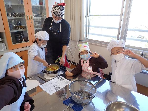 いちょう切りにしたさつまいもを煮ている写真