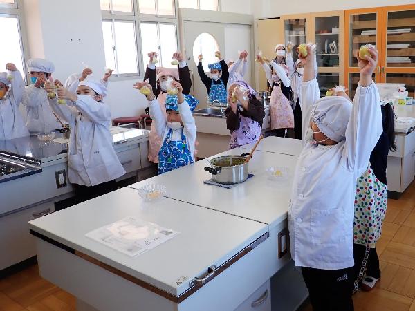 さつまいもパーティをしました（小学校1.2年生）