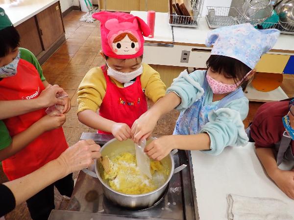 あん状になったさつまいもに砂糖を入れる1.2年生