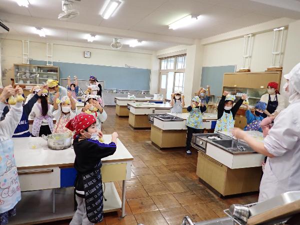 出来上がったフルーツきんとんを見せてくれる児童