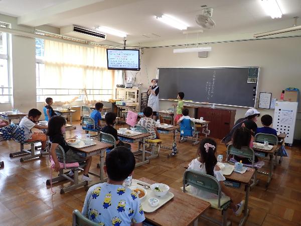 給食の時間の流れを説明する担任の先生