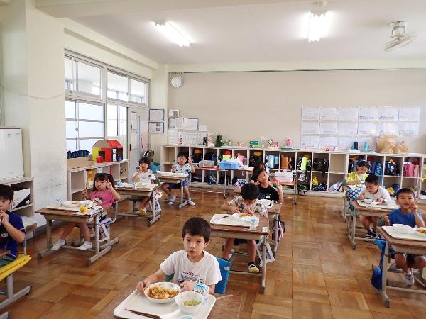 静かに給食を食べる千早小吹台小学校1年生