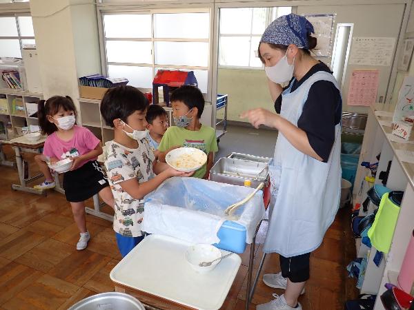 おかわりをする千早小吹台小学校1年生