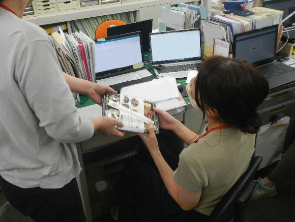 弁当給食を受け取る役場職員