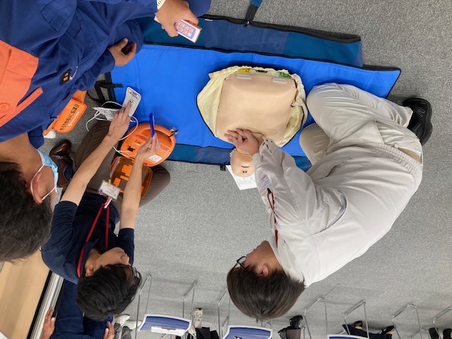 AEDによる電気ショックを継続的に行います