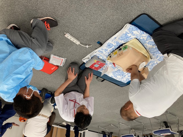 胸部圧迫による心臓マッサージ