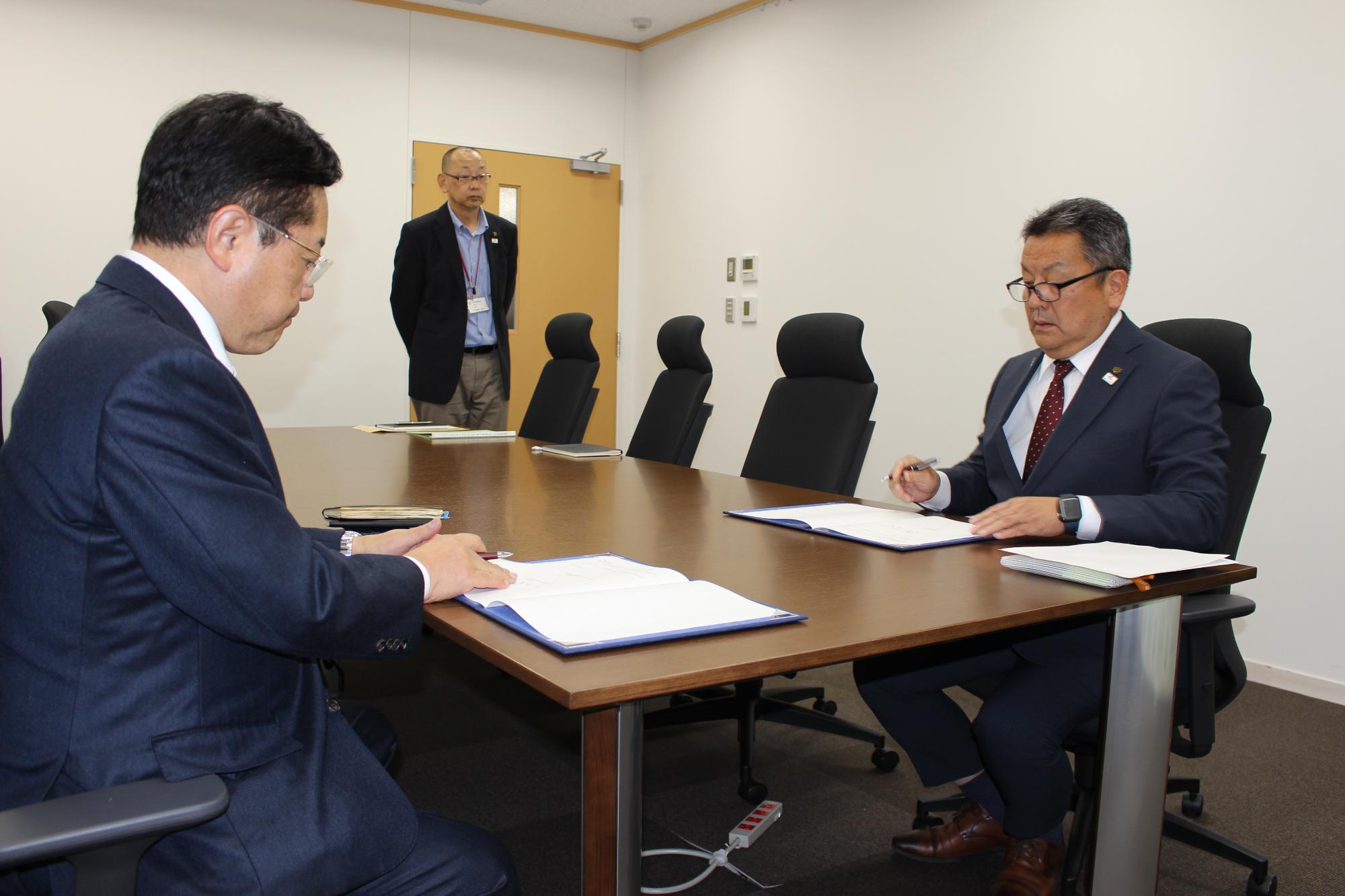 お二人で署名します。