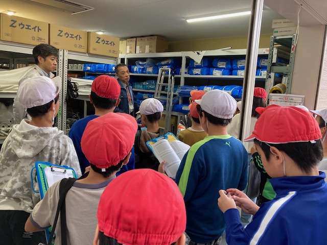 防災備蓄倉庫を見学しました