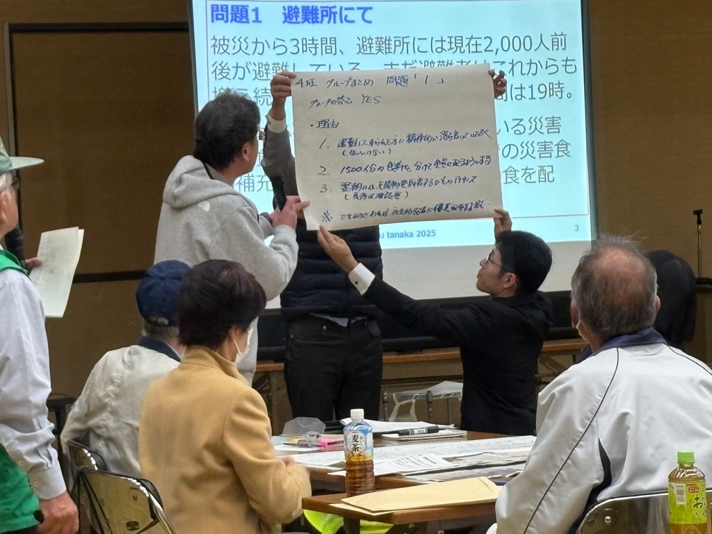 避難所で発生した問題解決策を発表してます。