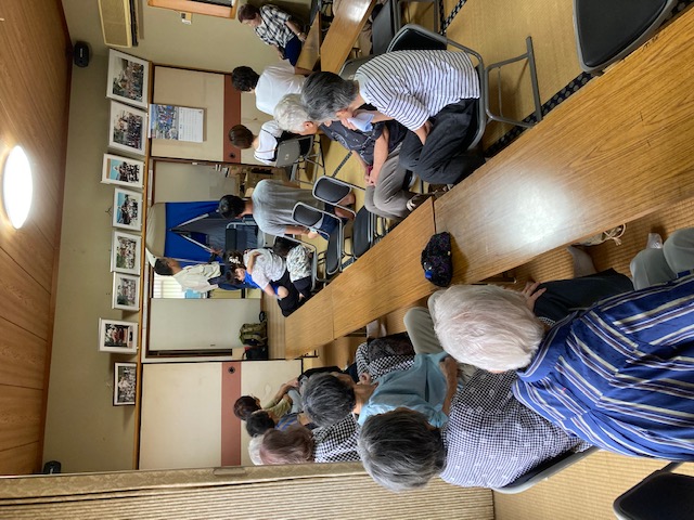 目隠しテントの中に自動ラップ式衛生的トイレを設置します