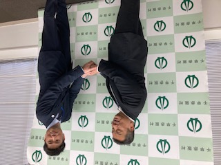 村長と気象防災部次長の固い握手
