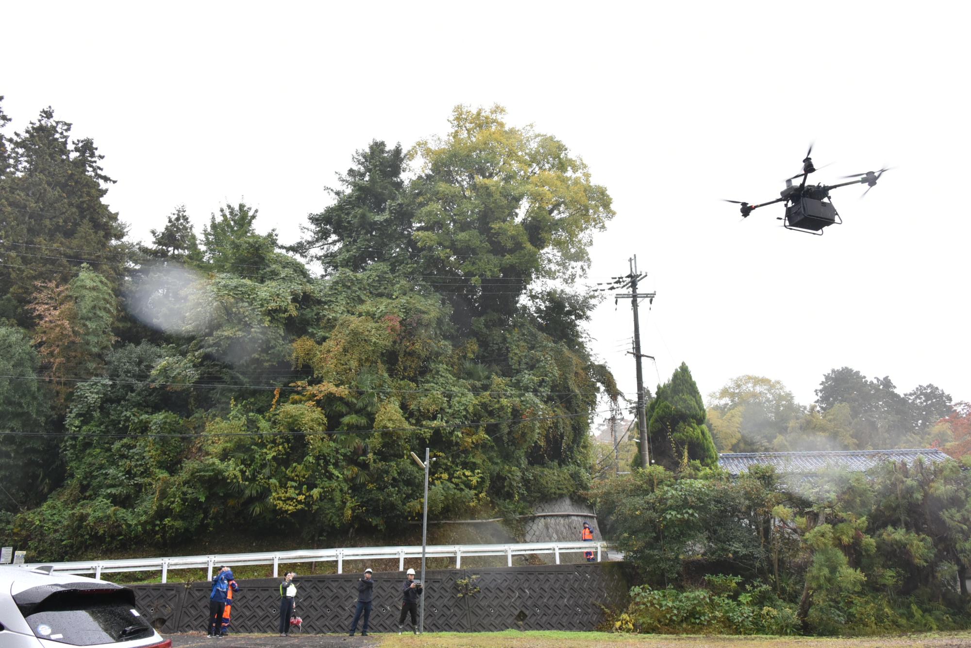 飛行中の大型ドローン