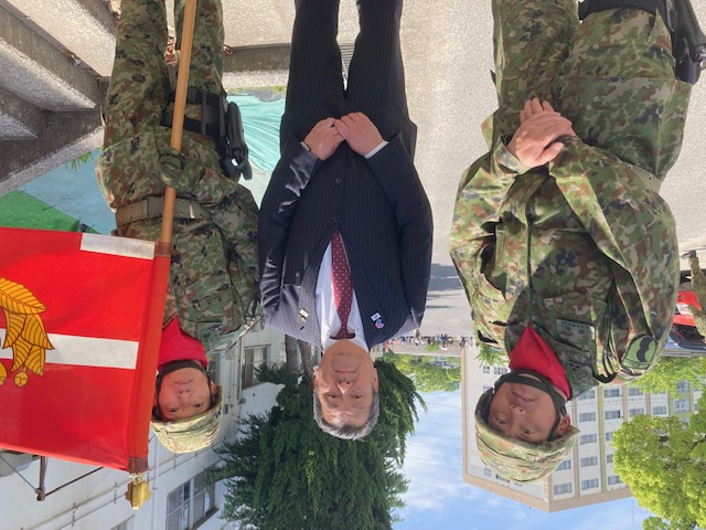 重迫撃砲中隊長と村長と中隊旗手のスリーショット