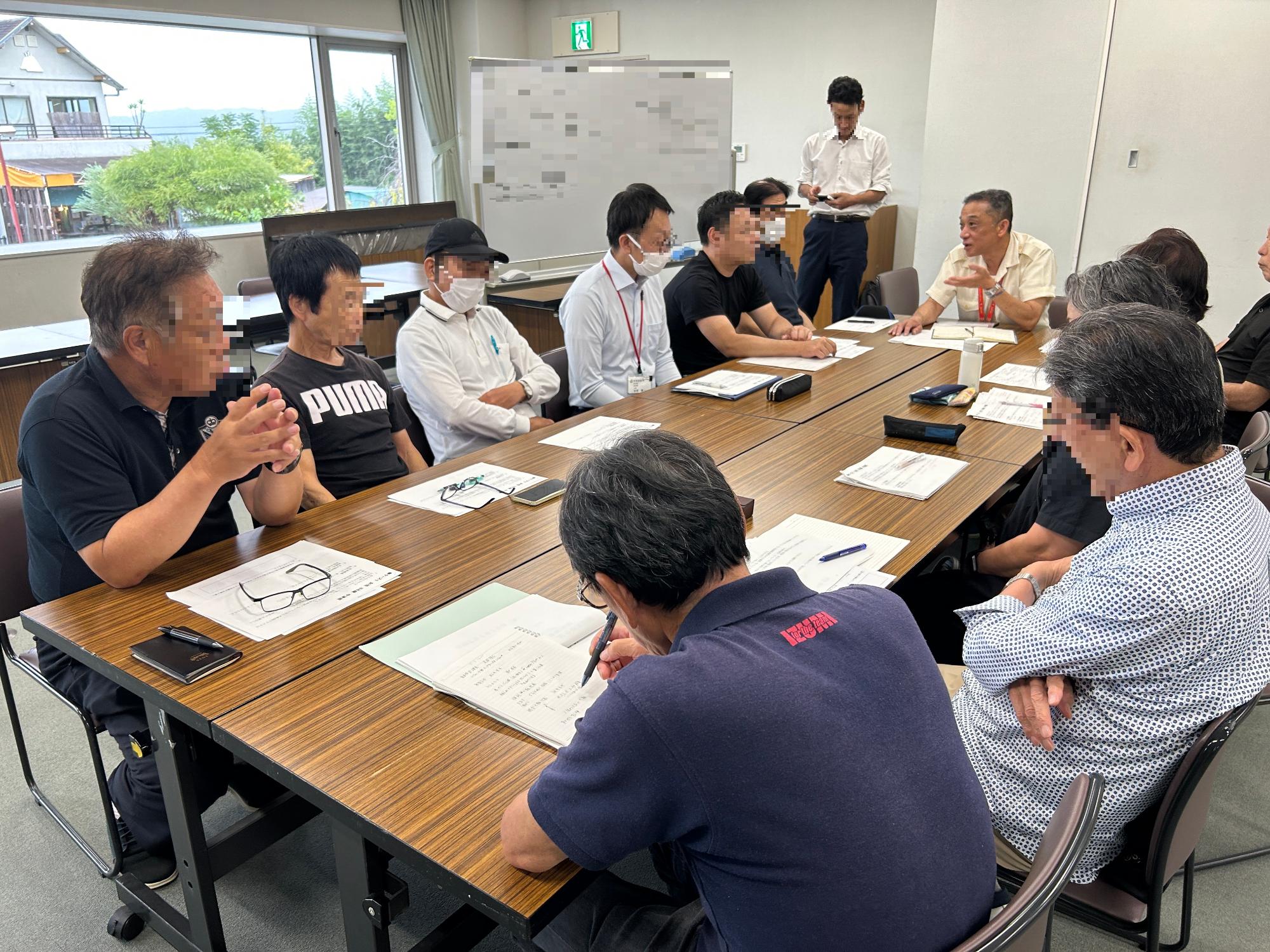 「模擬」とはいえ、みな真剣に討議します。