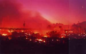 住宅街に広がる火災の様子の写真